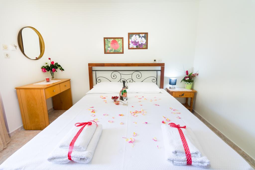 Pension Giannis Αdults Only Коініра Екстер'єр фото