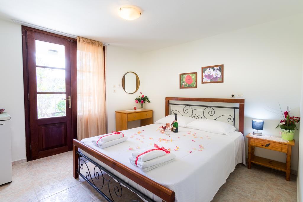 Pension Giannis Αdults Only Коініра Екстер'єр фото