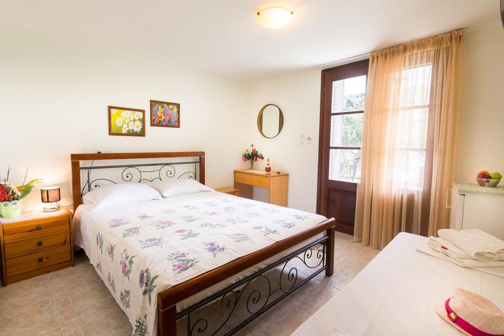 Pension Giannis Αdults Only Коініра Екстер'єр фото